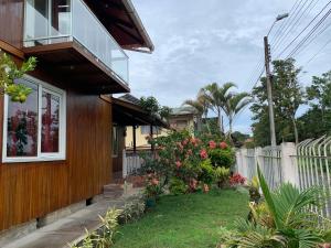 MacasにあるMY HOUSE IN MACAS, MIRADOR AL UPANOの柵の横に庭のある家