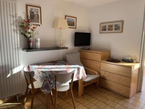 Kleines Zimmer mit einem Tisch und einem Schreibtisch. in der Unterkunft Studio Cap d'Agde, 1 pièce, 4 personnes - FR-1-702-26 in Cap d'Agde
