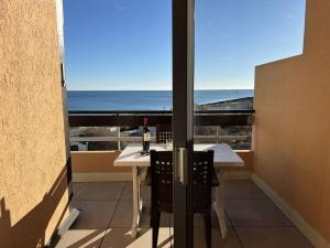 einen Balkon mit einem Tisch und Meerblick in der Unterkunft Studio Cap d'Agde, 1 pièce, 4 personnes - FR-1-702-26 in Cap d'Agde