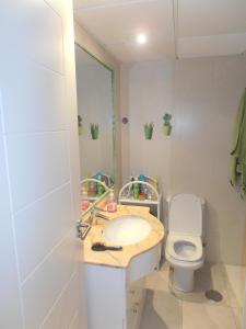 łazienka z toaletą, umywalką i lustrem w obiekcie Apartamento Amatista Calpe w mieście Calpe