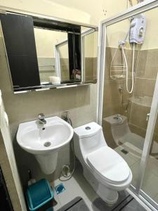 La salle de bains est pourvue de toilettes, d'un lavabo et d'une douche. dans l'établissement Mago Nouveau Residence 3bdrm-3bath Subdivision, à Ángeles