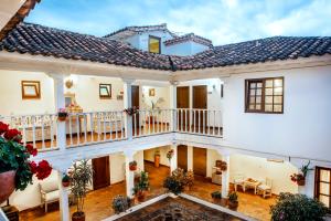 eine Luftansicht eines Hauses mit Balkon in der Unterkunft Hotel y Spa Getsemani in Villa de Leyva