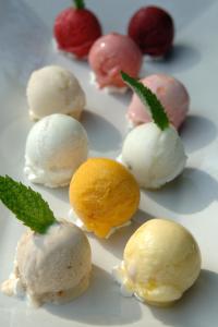 マルケローにあるHerberg de Kemperのテーブルの上にアイスクリームボールと果物の一群