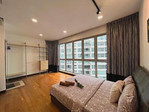 ein Schlafzimmer mit einem Bett und einem großen Fenster in der Unterkunft Regalia Residence The Sky Pool Suite in Kuala Lumpur