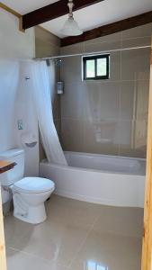 ein Badezimmer mit einem WC, einer Badewanne und einem Waschbecken in der Unterkunft Cabina Las Nubes in Quesada