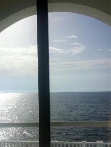 una ventana con vistas al océano en Hotel Ariana, en Marine du Miomo