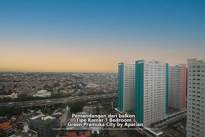 une vue aérienne sur une ville avec de grands bâtiments dans l'établissement Apartemen Green Pramuka City by Aparian, à Jakarta