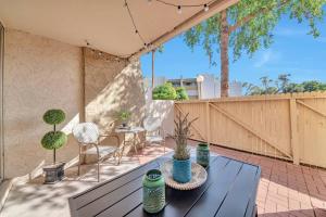 un patio con mesa, sillas y una valla en Walk to Old Town Scottsdale en Scottsdale