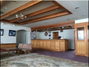 uma sala de espera com um balcão e uma sala de espera com estofados de asteróides em Mountside Jodel em Hakuba