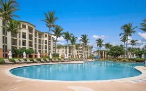 uma grande piscina num resort com palmeiras em Ritz Carlton Club, St, Thomas - 2BR Luxury oceanfront villa! condo em Nazareth