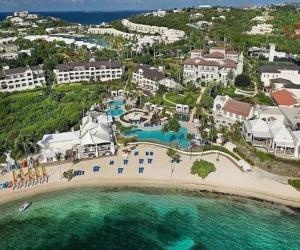 uma vista aérea de uma praia com um resort em Ritz Carlton Club, St, Thomas - 2BR Luxury oceanfront villa! condo em Nazareth
