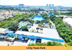- une vue sur le parc aquatique d'un parc à thème dans l'établissement Sinar Rasa Homestay at I-Soho, I-City, à Shah Alam