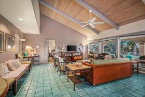 uma sala de estar com um sofá e uma mesa em Beautiful Spacious Home in Paradise em Waikoloa Village
