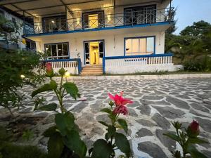 una casa con una flor delante de ella en Sea Breeze Beach Resort Murud, en Murud