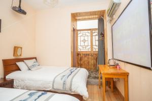 Postel nebo postele na pokoji v ubytování Nanjing Tulou Xinyuan HomeStay