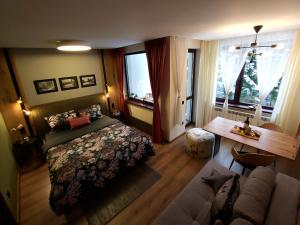 1 dormitorio con cama, mesa y sofá en Pinewood ANG luxurious apartment A32, en Borovets