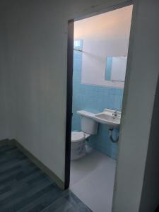 La salle de bains est pourvue de toilettes et d'un lavabo. dans l'établissement Habitaciones Grupales, à Playas