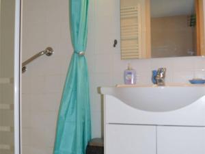 y baño con ducha, lavabo y cortina de ducha. en Appartement Les Angles, 2 pièces, 4 personnes - FR-1-593-37, en Les Angles