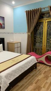 Tân HộiにあるHoàng Nam Hotelのベッドルーム1室(ベッド1台、大きな窓付)