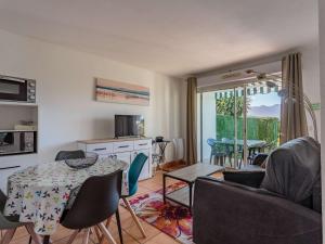 cocina y sala de estar con mesa y sillas en Appartement Hendaye, 2 pièces, 4 personnes - FR-1-2-414 en Irún