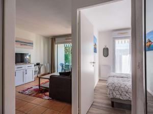 sala de estar con sofá, cama y cocina en Appartement Hendaye, 2 pièces, 4 personnes - FR-1-2-414 en Irún