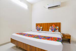 een slaapkamer met een groot bed in een kamer bij FabHotel 44 The M'Bience in Indore