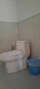 ein Bad mit einem WC und einem blauen Korb in der Unterkunft Long Beach Garden Resort in Ko Lanta