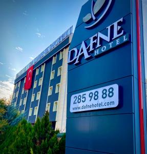 un cartel frente a un hotel Dana en Dafne Hotel, en Ankara