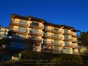 een groot gebouw met balkons aan de zijkant bij Appartement Font-Romeu-Odeillo-Via, 3 pièces, 6 personnes - FR-1-580-34 in Font Romeu Odeillo Via