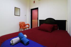 een slaapkamer met een bed met een blauw knuffeldier erop bij Penginapan Marsya Prima Syariah in Jakarta