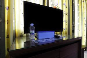 een televisie op een tafel met een fles water bij Penginapan Marsya Prima Syariah in Jakarta