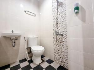 La salle de bains est pourvue de toilettes, d'une douche et d'un lavabo. dans l'établissement Pandawa Guest House, à Jrakah