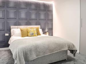 1 dormitorio con 1 cama grande con almohadas amarillas en 3 Ladyknowe - Uk39969, en Moffat