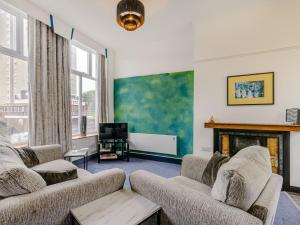 uma sala de estar com dois sofás e uma lareira em Crossley Suite - Uk38334 em Halifax