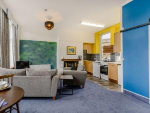 Crossley Suite - Uk38334 في هاليفاكس: غرفة معيشة مع كنب ومطبخ