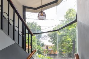 klatka schodowa z dużym oknem i świetlikiem w obiekcie TwoSpaces Living at Pakis Residence w mieście Wonokitri 2