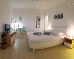 Postel nebo postele na pokoji v ubytování APARTMENTS LUMA 1