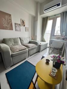 a living room with a couch and a table at Beautiful 1bed condo Nr Airport, MOA, Makati, Bay in Manila