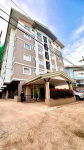 Un hombre parado frente a un gran edificio en BURNHAM HILL CONDOMINIUM, en Baguio