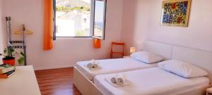 Postel nebo postele na pokoji v ubytování APARTMENTS LUMA 1