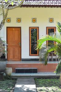 ペニダ島にあるMaja House Penidaの木製のドアと窓のある家