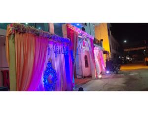 un edificio con cortinas coloridas y luces en una calle en Vishesh Resort, Lucknow, en Lucknow