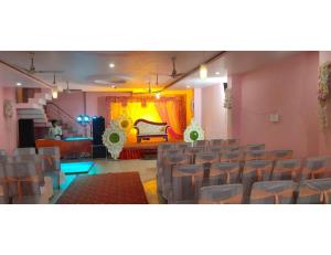 een kamer met een stapel stoelen en een podium bij Vishesh Resort, Lucknow in Lucknow