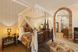 Łóżko lub łóżka w pokoju w obiekcie Jaagir Manor, Dudhwa - IHCL SeleQtions