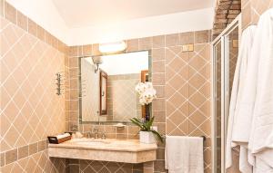 La salle de bains est pourvue d'un lavabo et d'un miroir. dans l'établissement Bilo 4, à Foxiʼe Sali