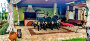 grupa krzeseł w pokoju z kominkiem w obiekcie Ikos Olympus - Elegant wooden cabin house near the beach w Paralii Katerinis