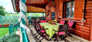 Un restaurant sau alt loc unde se poate mânca la Ikos Olympus - Elegant wooden cabin house near the beach