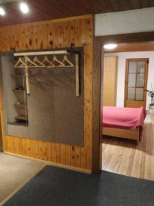 Zimmer mit einem Bett und einer großen Glastür in der Unterkunft Appartement Fischl in Jenbach