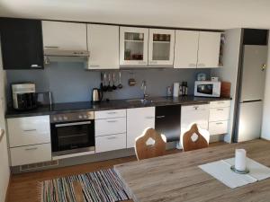 A kitchen or kitchenette at Upcycling Appartement Fischl - Nachhaltig und Kreativ Wohnen für Groß und klein