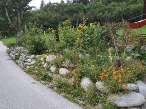 A garden outside Upcycling Appartement Fischl - Nachhaltig und Kreativ Wohnen für Groß und klein